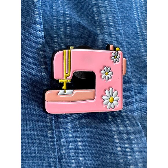 FLORAL Retro Sewing Machine Enamel Lapel Pin NEW - Picture 2 of 3